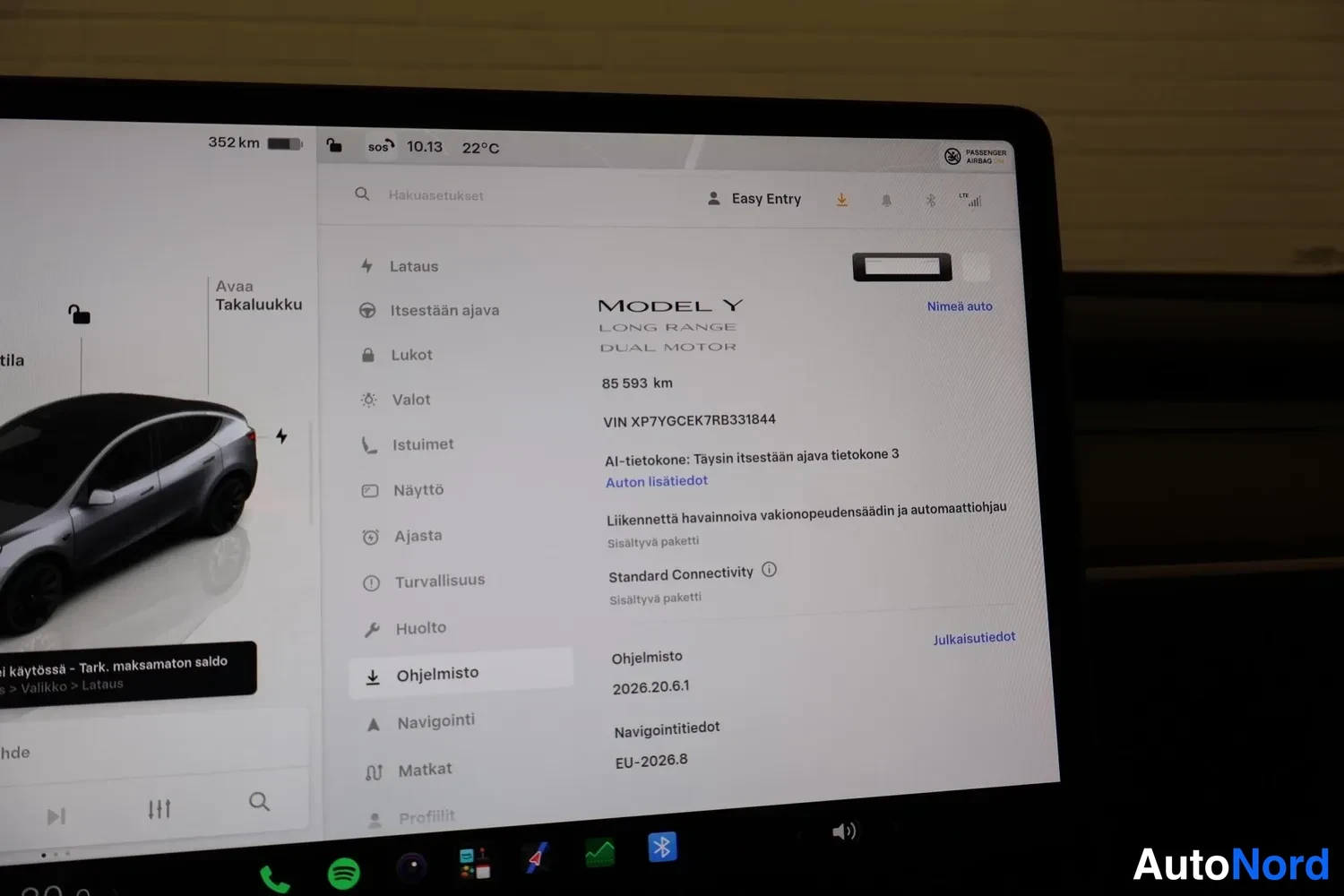 Muu: Auton kosketusnäytön Ohjelmisto-sivu, jossa lukee MODEL Y LONG RANGE DUAL MOTOR, 85 593 km, VIN XP7YGCEK7RB331844 ja Ohjelmisto 2026.20.6.1.