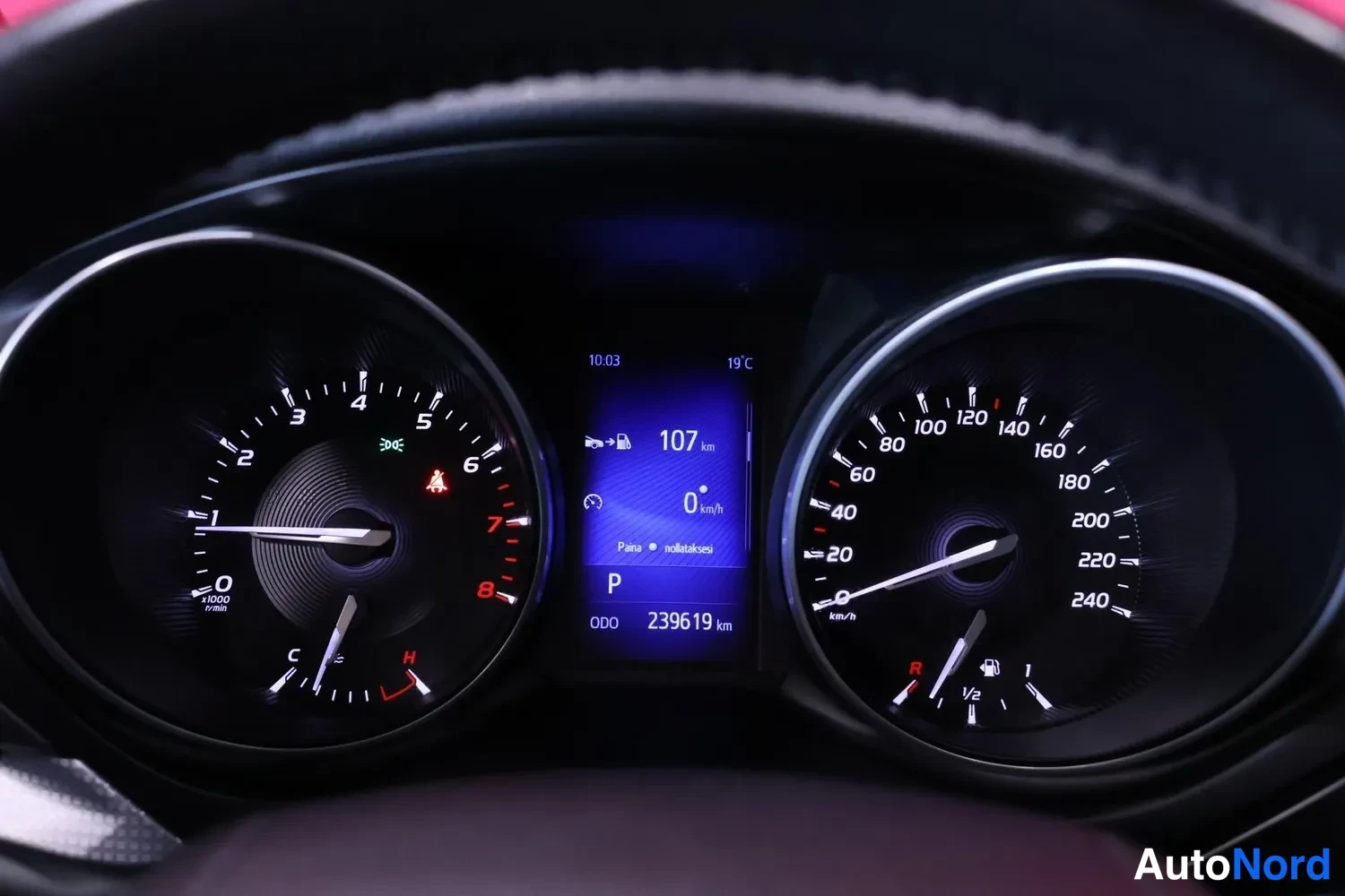 Muu: Kojelauta: mittarit ja näyttö näyttävät matkamittarin 239619 km, vaihteen P ja nopeuden 0 km/h.