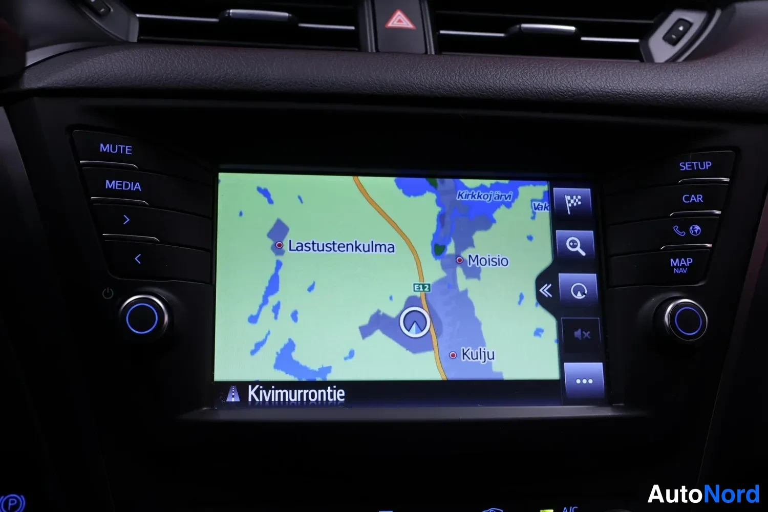 Muu: Keskikonsolin infotainment-näyttö näyttää karttaa paikoilla Lastustenkulma, Moisio ja Kulju, alareunassa Kivimurrontie.
