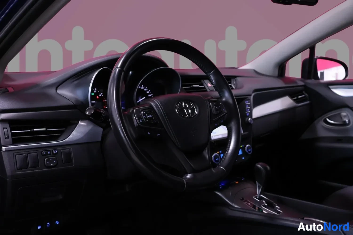 Muu: Auton ohjaamo: Toyota-merkintäinen ohjauspyörä ja kojelaudan mittarit, automaattivaihteen valitsin keskikonsolissa.
