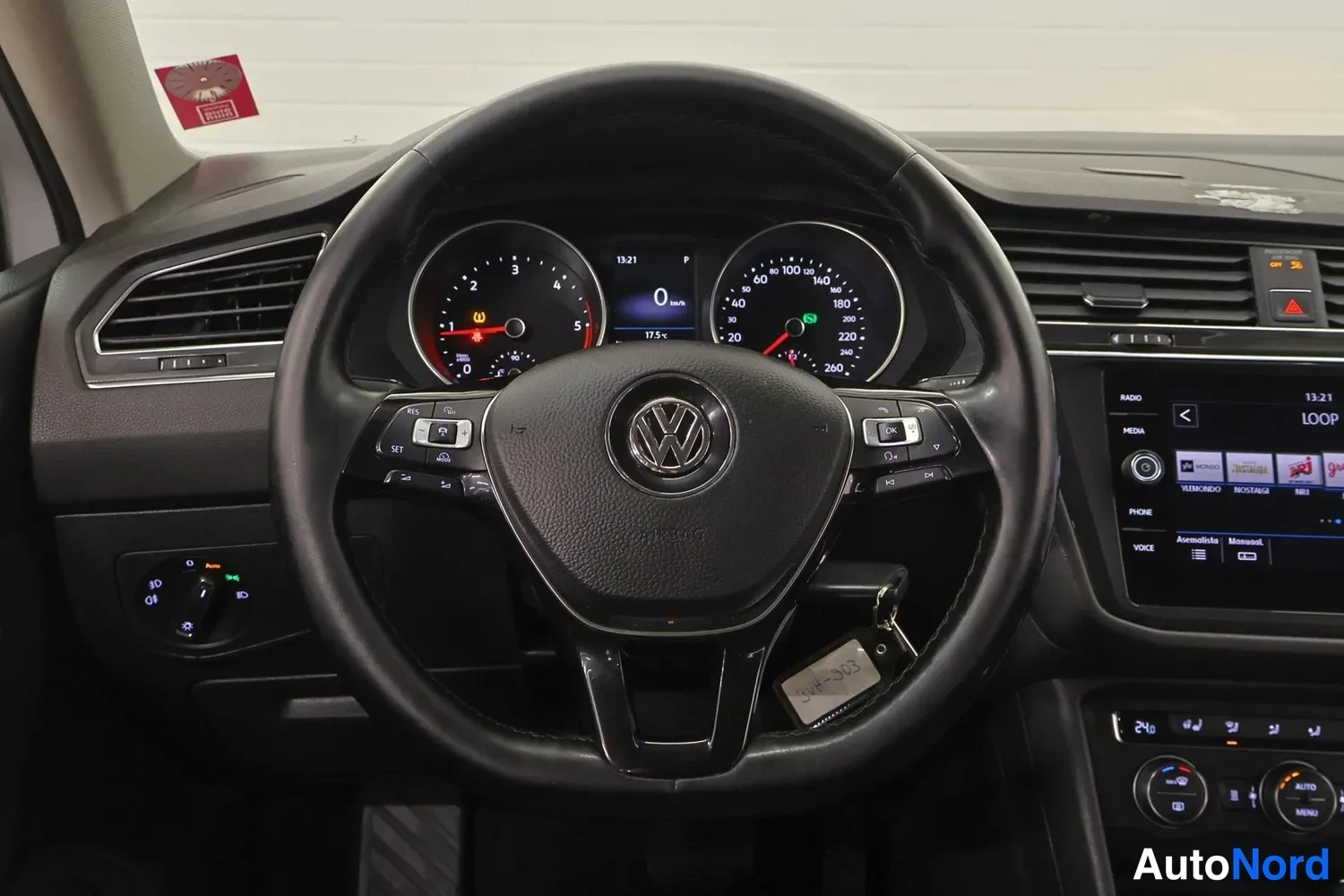 Muu: Ohjauspyörä, mittaristo ja keskinäyttö, näkyvissä on myös Volkswagen-logo ohjauspyörässä