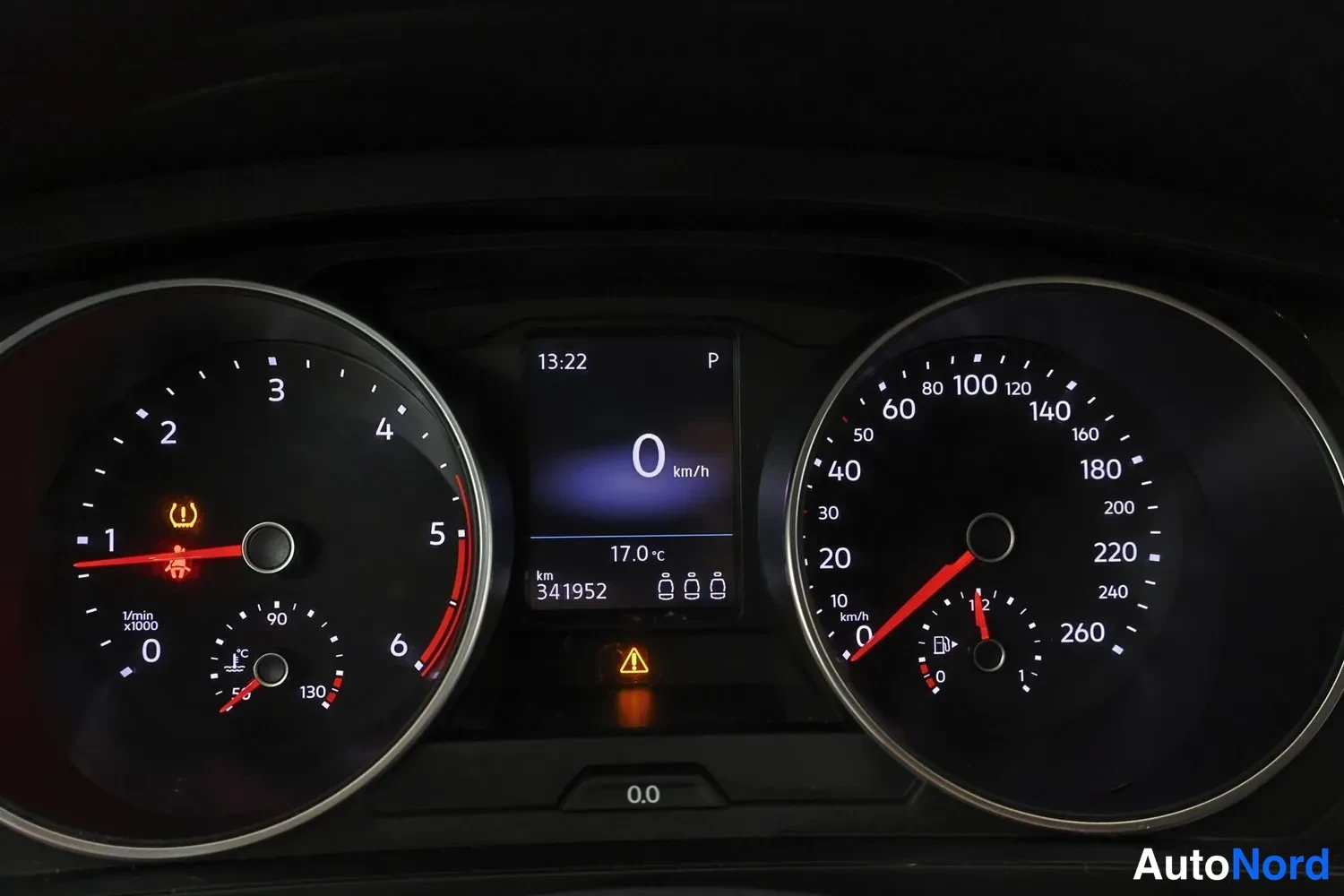Muu: Mittaristön taulu, jossa nopeusmittari, kierroslukumittari ja keskinäyttö näyttää 0 km/h ja kokonaismatkan 341952 km.