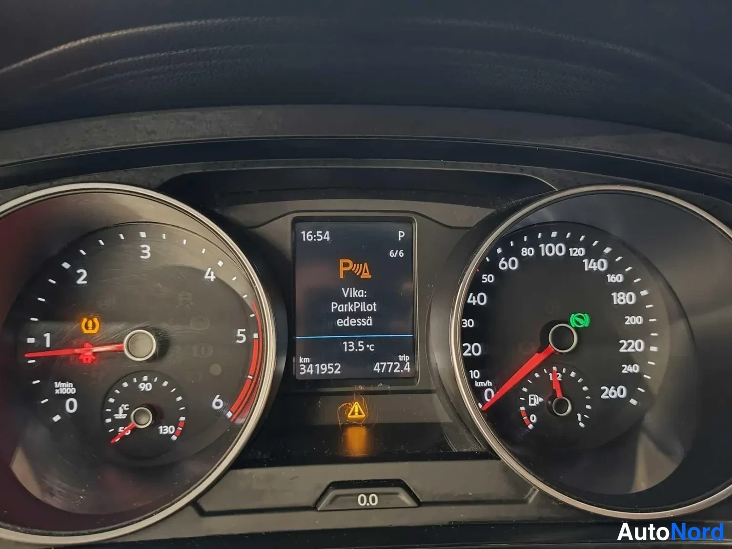Muu: Mittaristön näyttö ilmoittaa vikatekstin 'Vika: ParkPilot edessä', lukema 341952 km ja lämpötilan 13,5 °c; ovattalomerkki palaa.