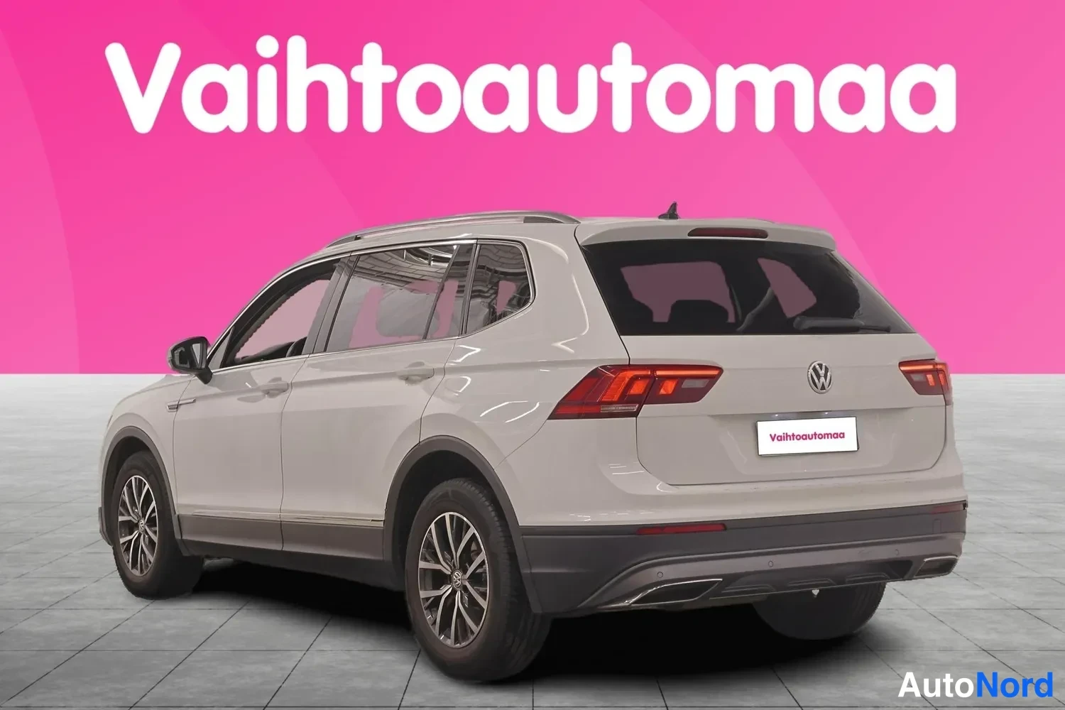 Takaviisto: Valkoisen henkilöauton takanurkka ja kylki, takavalot ja takapuskuri näkyvissä.