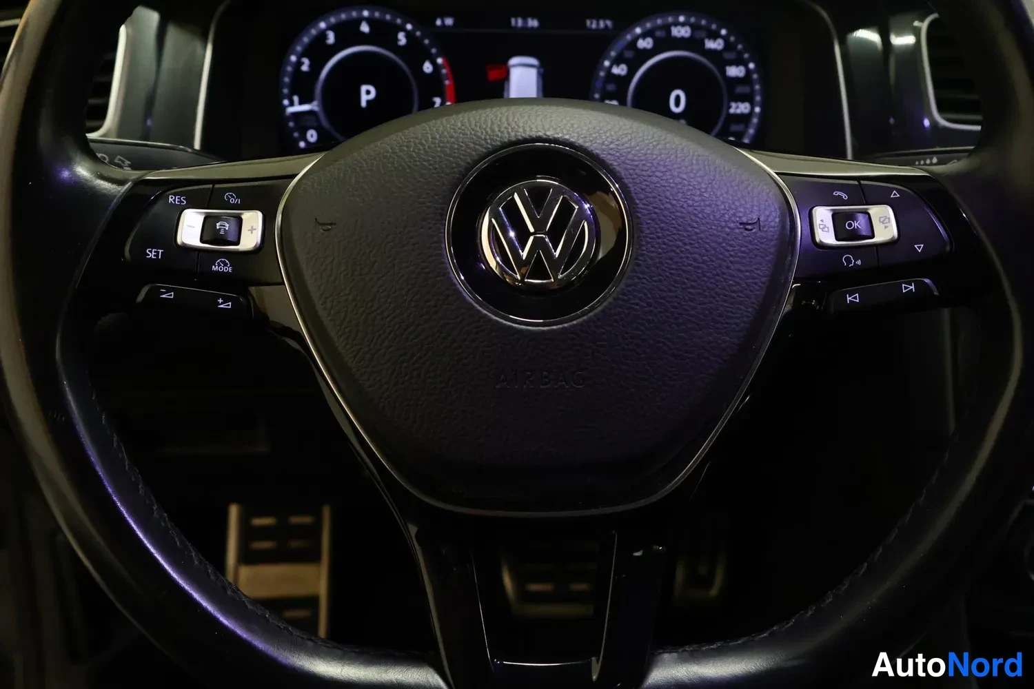 Muu: VolksWagen-ohjauspyörä, näkyvissä vakionopeudensäädö RES-, SET- ja MODE-painikkeet.