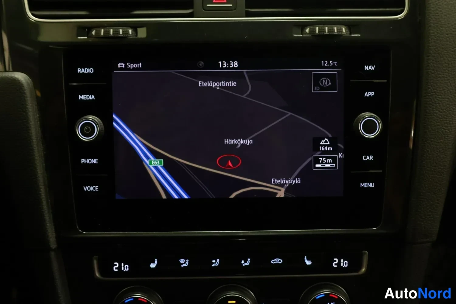Muu: Volkswagenin infotainment-näyttö navigointikartalla ja kaksilämpötila-aluemiina 21,0 °C.