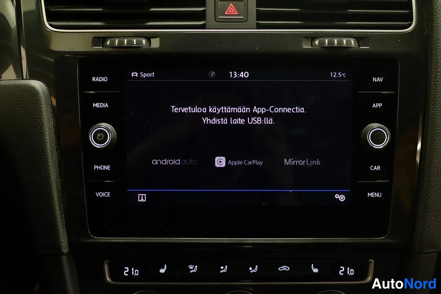 Muu: Volkswagenin infotainment-näyttö App-Connectin tervetuloruudulla, jossa Android Auto, Apple CarPlay ja MirrorLink.