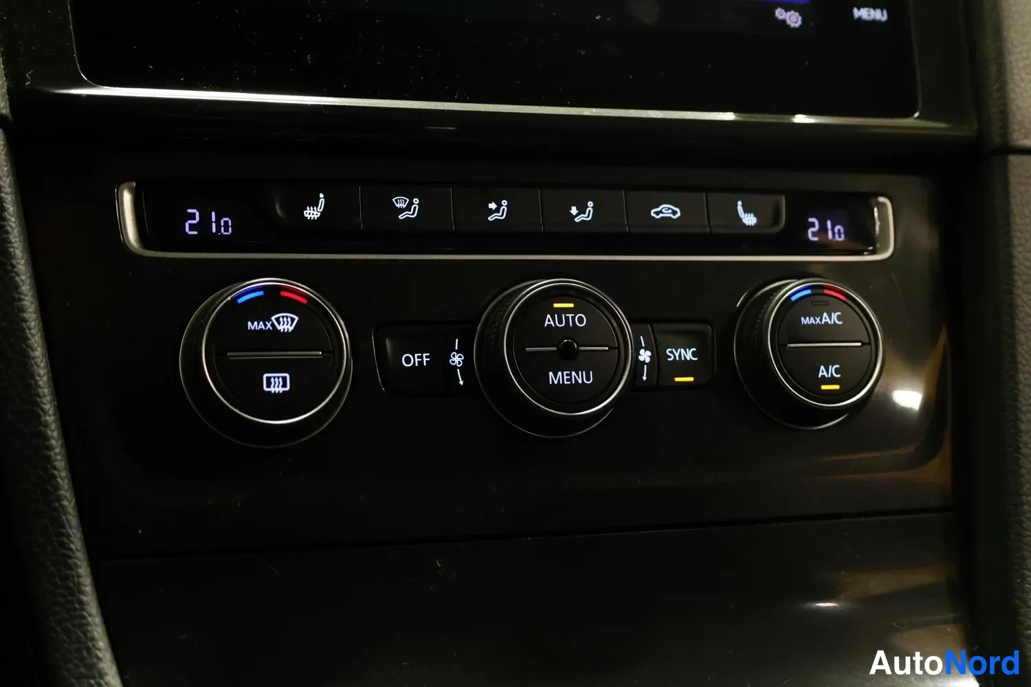 Muu: Ilmastoinnin keskushallinta AUTO- ja MENU-painikkeella, A/C- ja OFF-kytkimillä sekä SYNC-toiminnolla.