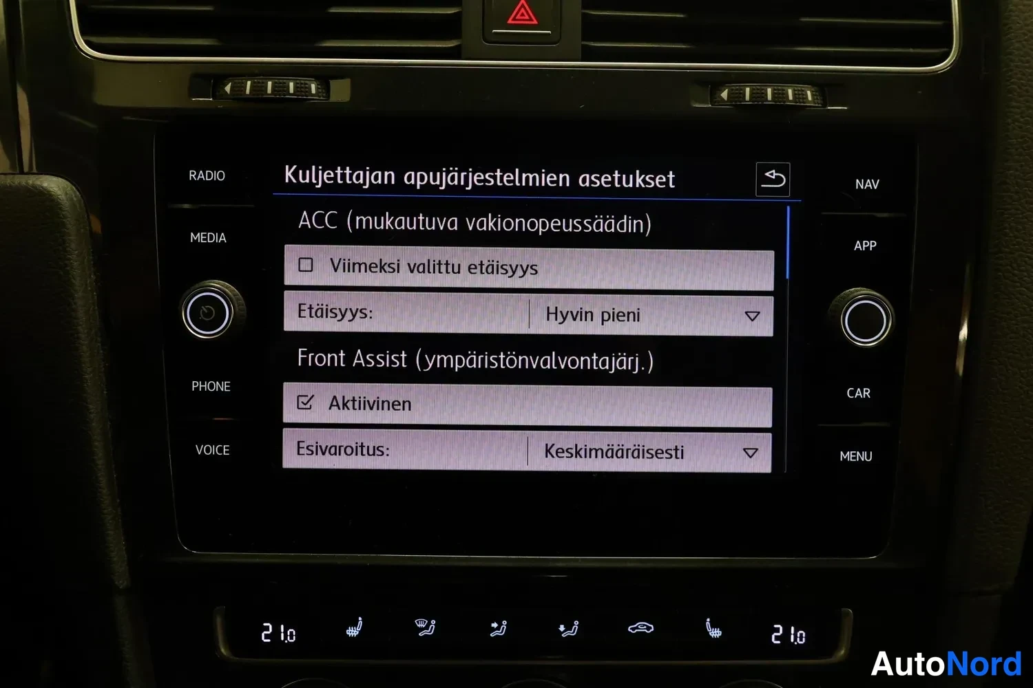 Yksityiskohta: Volkswagenin infoviihdenäyttö valikossa 'Kuljettajan apujärjestelmien asetukset' mukautuvan vakionopeussäädön (ACC) ja Front Assistin asetuksineen.