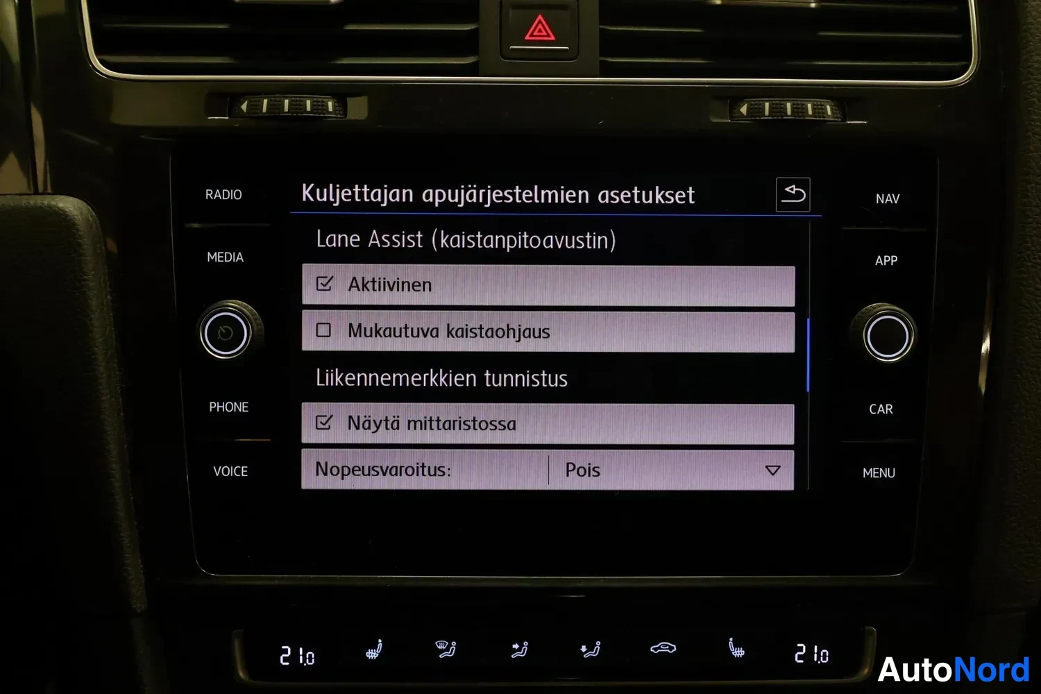 Yksityiskohta: Infoviihdenäyttö kuljettajan apujärjestelmien asetuksissa: Lane Assist (kaistanpitoavustin) ja liikennemerkkien tunnistus aktiivisena.