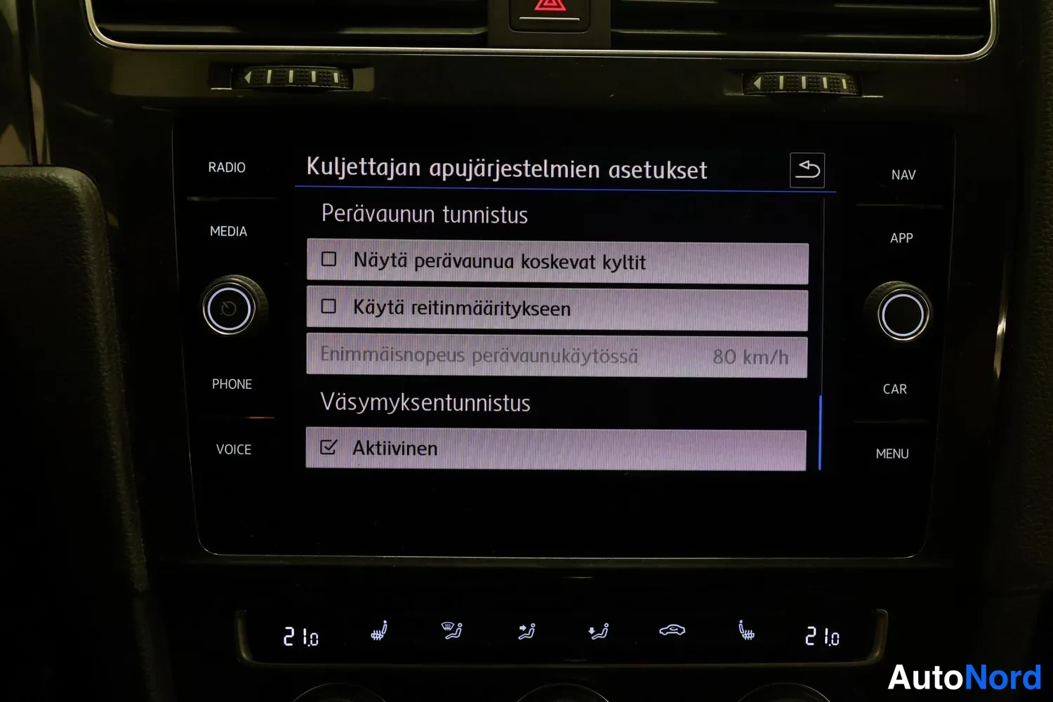 Ohjaamo: Car's infotainment screen displays the Finnish menu 'Kuljettajan apujärjestelmien asetukset' (Driver assistance settings). The lower display bar shows icons for