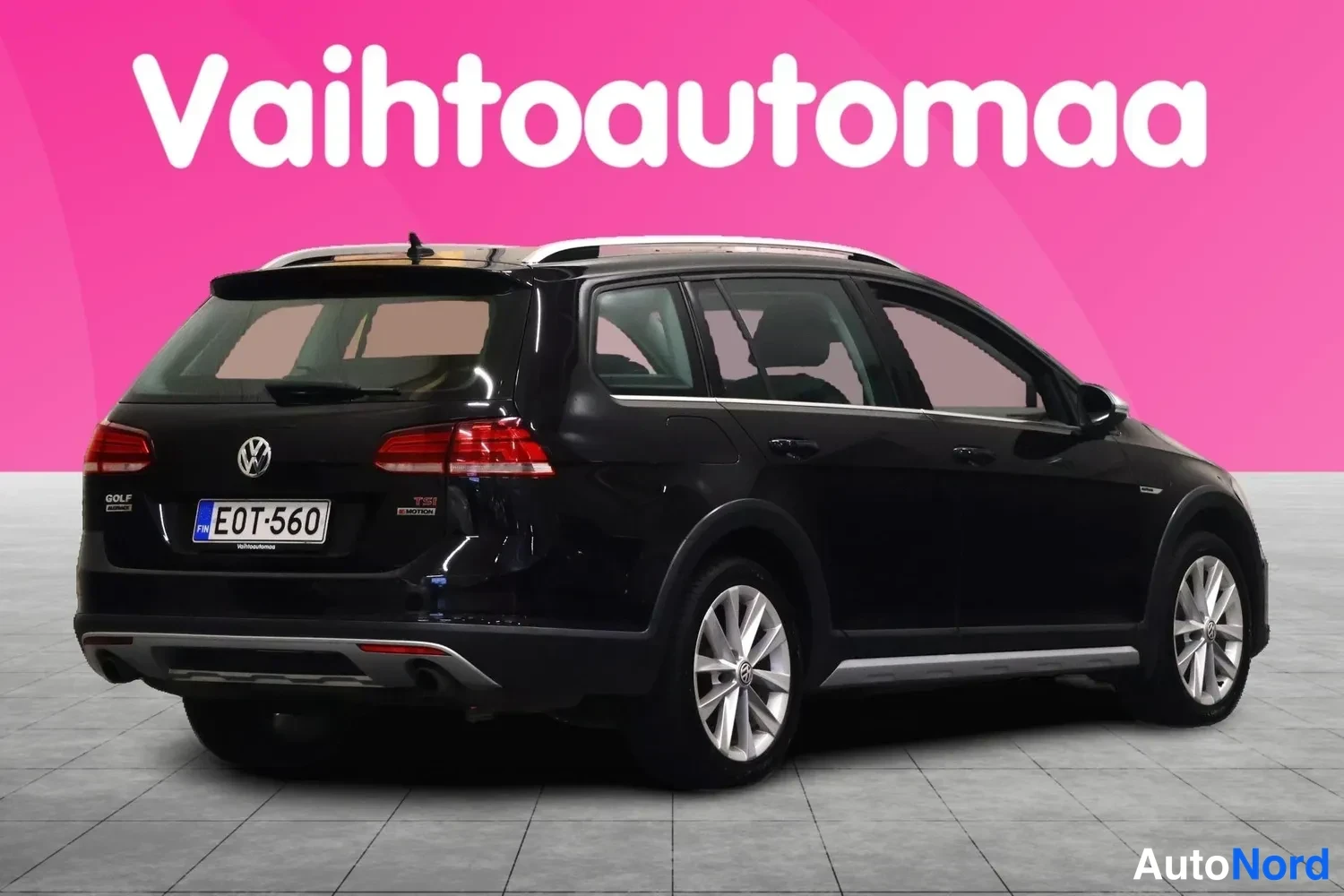 Takaviisto: Mustan Volkswagen Golf Variantin takakulmanäkymä vasemmalta, rekisterikilpi