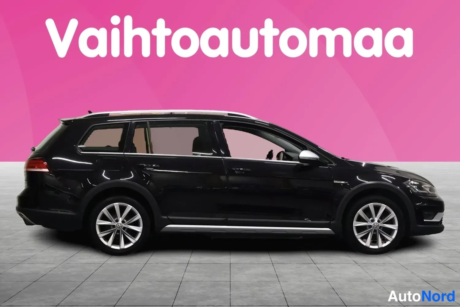 Etuviisto, nokka oikealle: Mustan Volkswagen Golf Variantin etu-kulmanäkyvä sivuprofiili oikealta