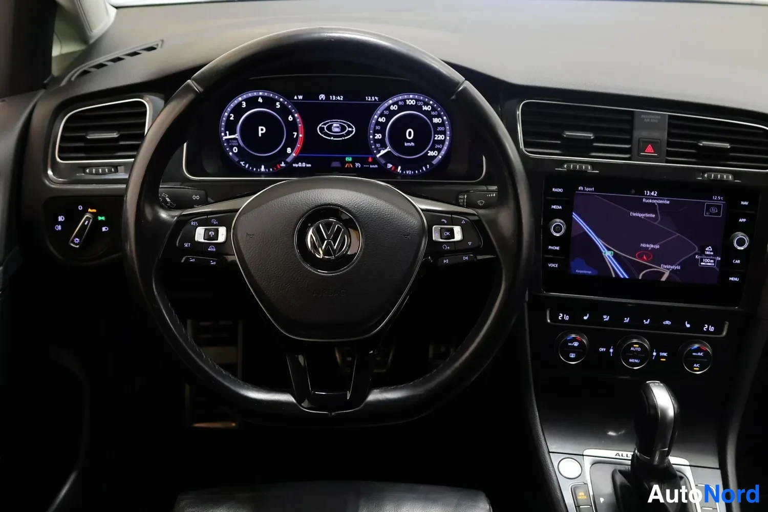 Etuistuimet: Ohjaamo ja mittaristo Volkswagen-autossa. Näkymä kuljettajan näkökulmasta.