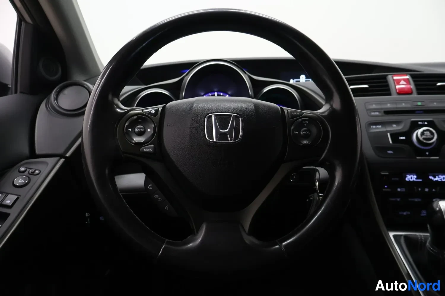 Muu: Ohjauspyörä lähikuvassa, Honda-merkki ja hallintapainikkeet näkyvät.