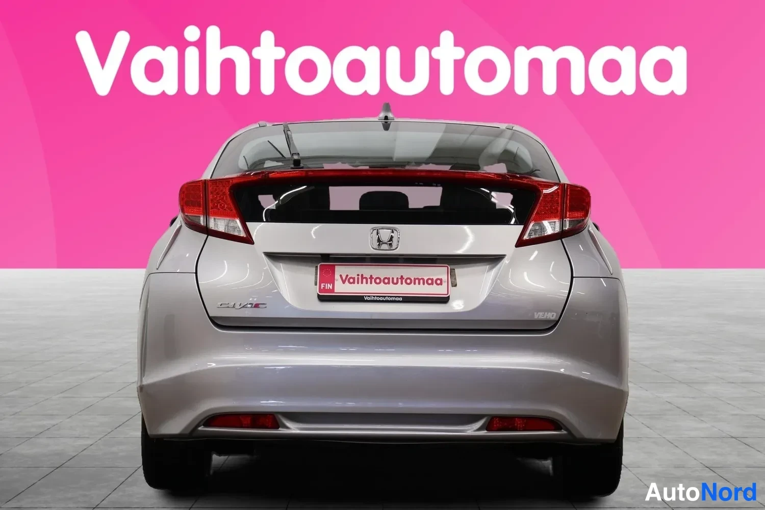Takaa: Honda Civican takapää suoraan edestä, perävaatimukset ja Honda-merkki näkyvät.