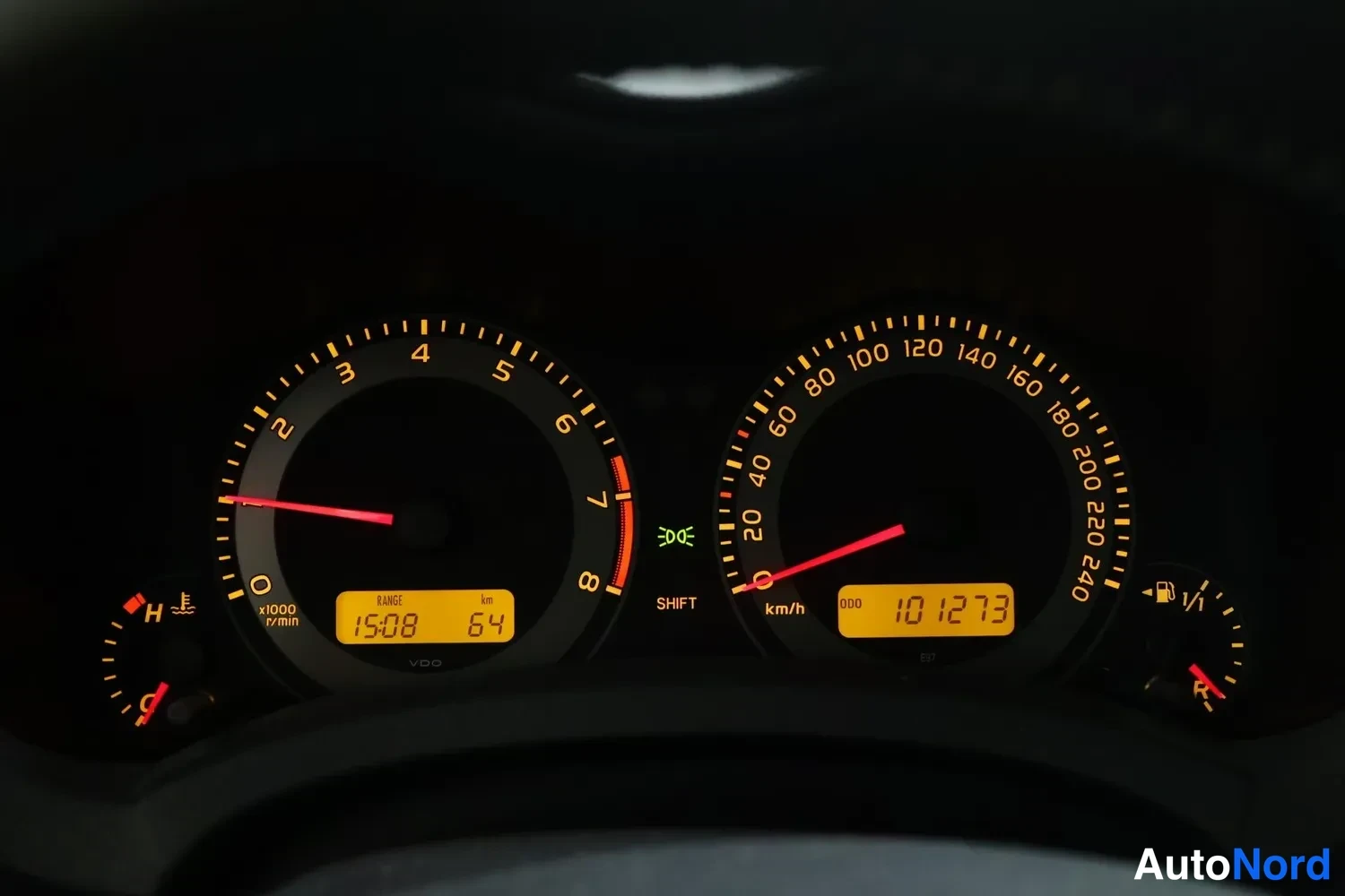 Muu: Mittaristö, kilometrilukema 101273 km, vaihteistotietoa ei näy.