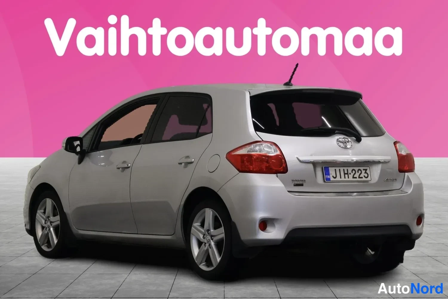 Takaviisto: Hopeanharmaa Toyota Auris -viistoperä takaa oikealta, rekisterikilpi näkyvissä.