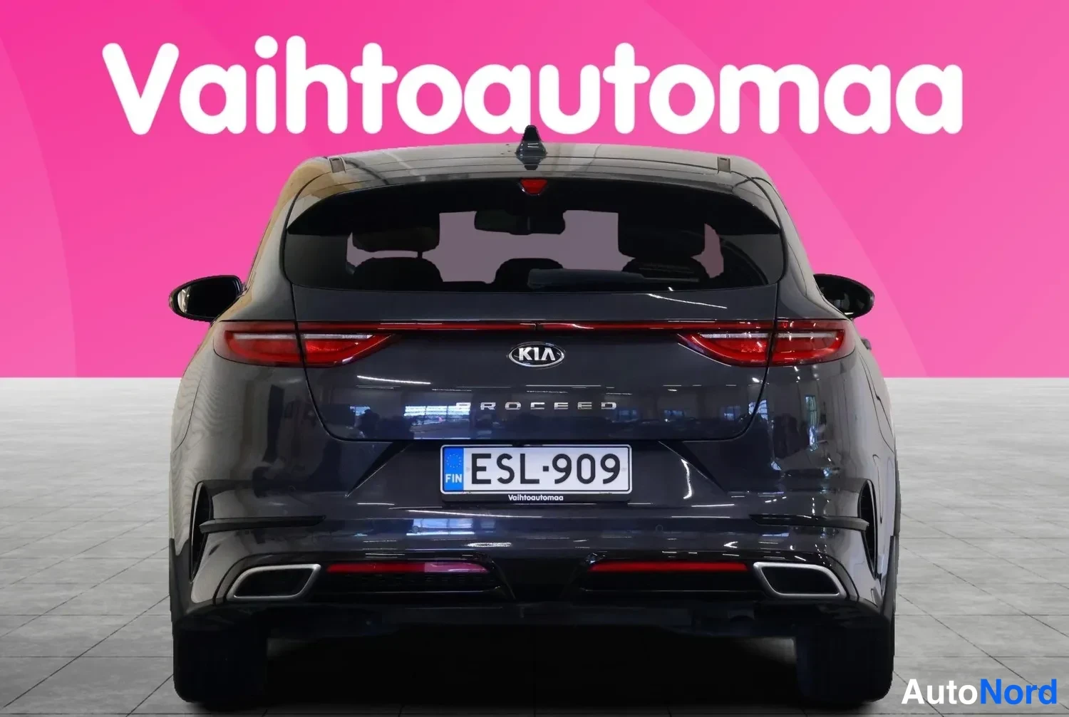 Takaa: Tummansinisen Kia ProCeedin takapää suoraan takaa, rekisterikilpi.
