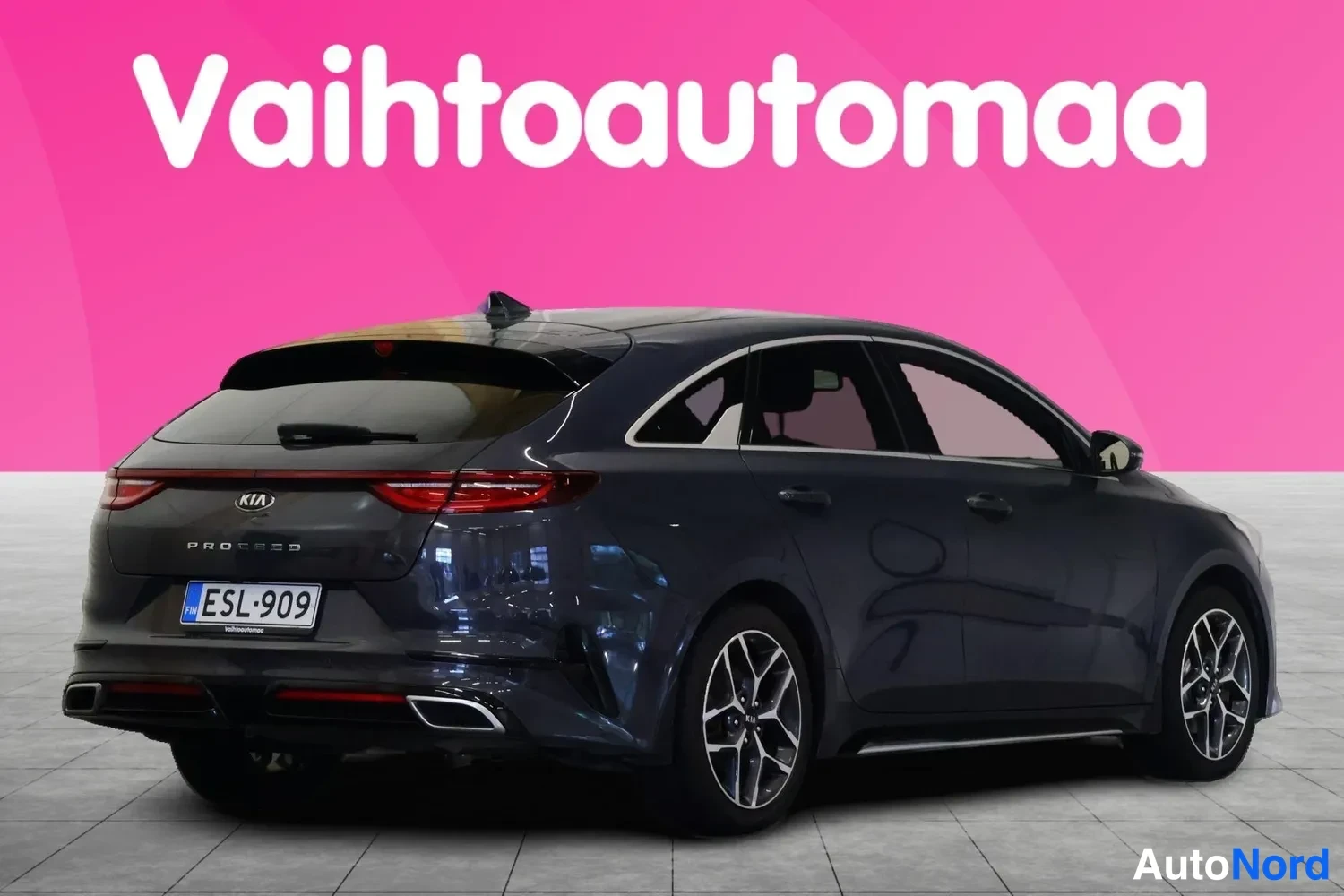 Takaviisto: Tummansininen Kia ProCeed takaa vasemmalta sivulta kuvattuna, takamoottorin ja kyljenäkymä.