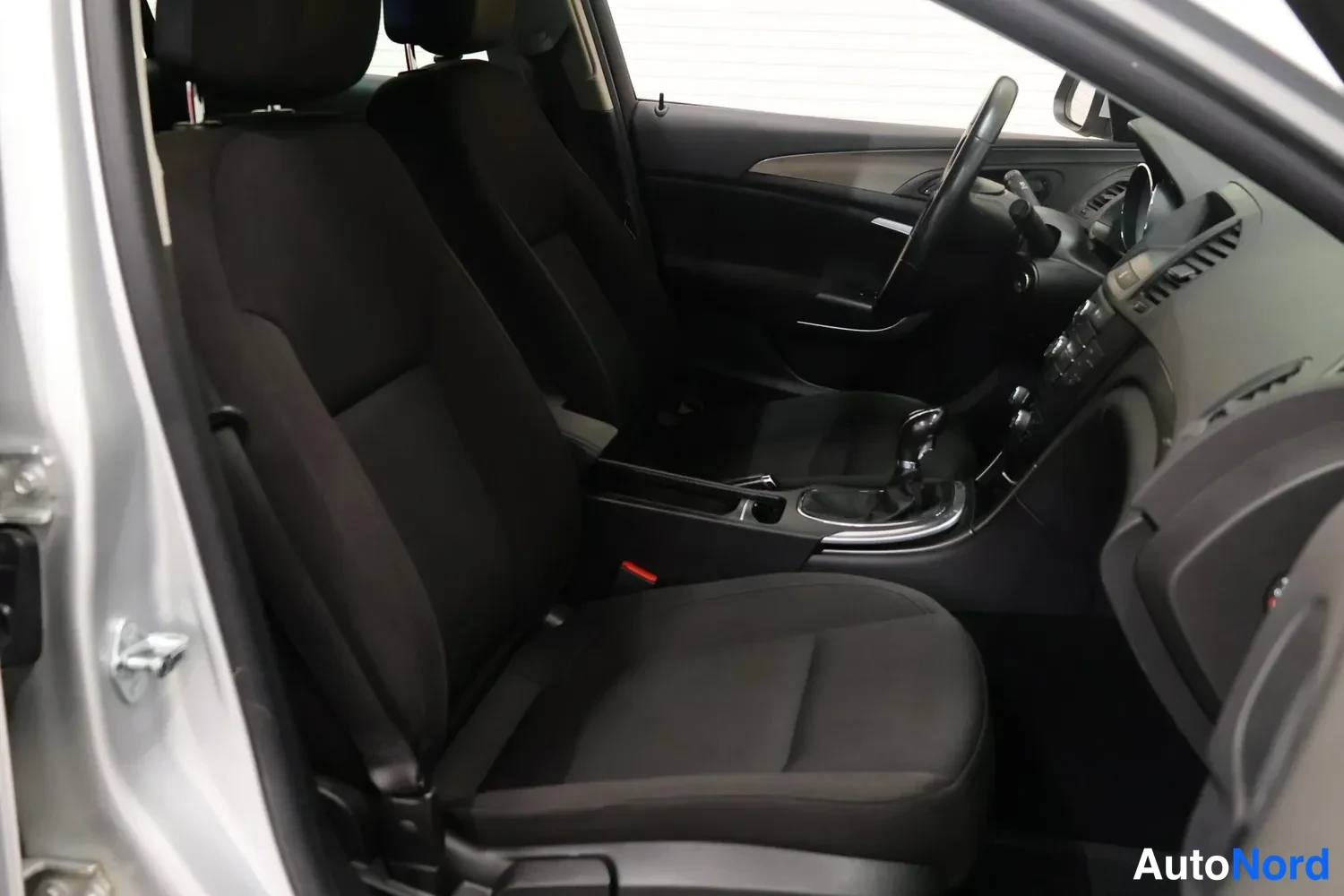 Etuviisto: Opel Insignian etusomat nilkkakoristeessa, takapenkki ja keskihöylä näkyvät oven avattua.
