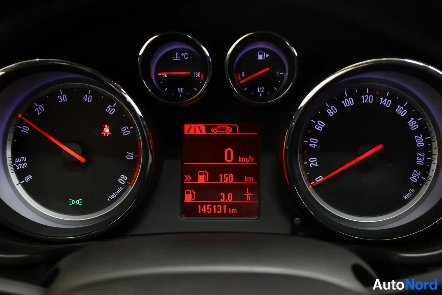 Muu: Mittaristo: nopeusmittari, kierrosmittari ja polttoaine-/lämpötilamittarit, näytössä lukema 145131 km.
