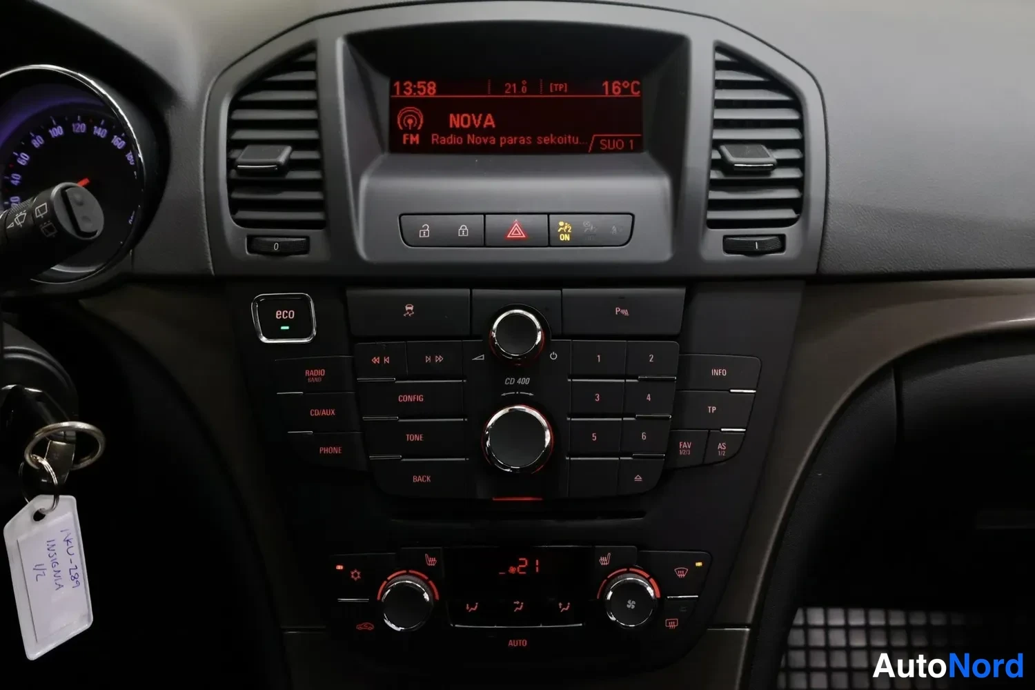 Muu: Keskikonsolin radio- ja ilmastointilaitteet, näytössä Radio Nova 13:58, ulkolämpötila 16 °C.