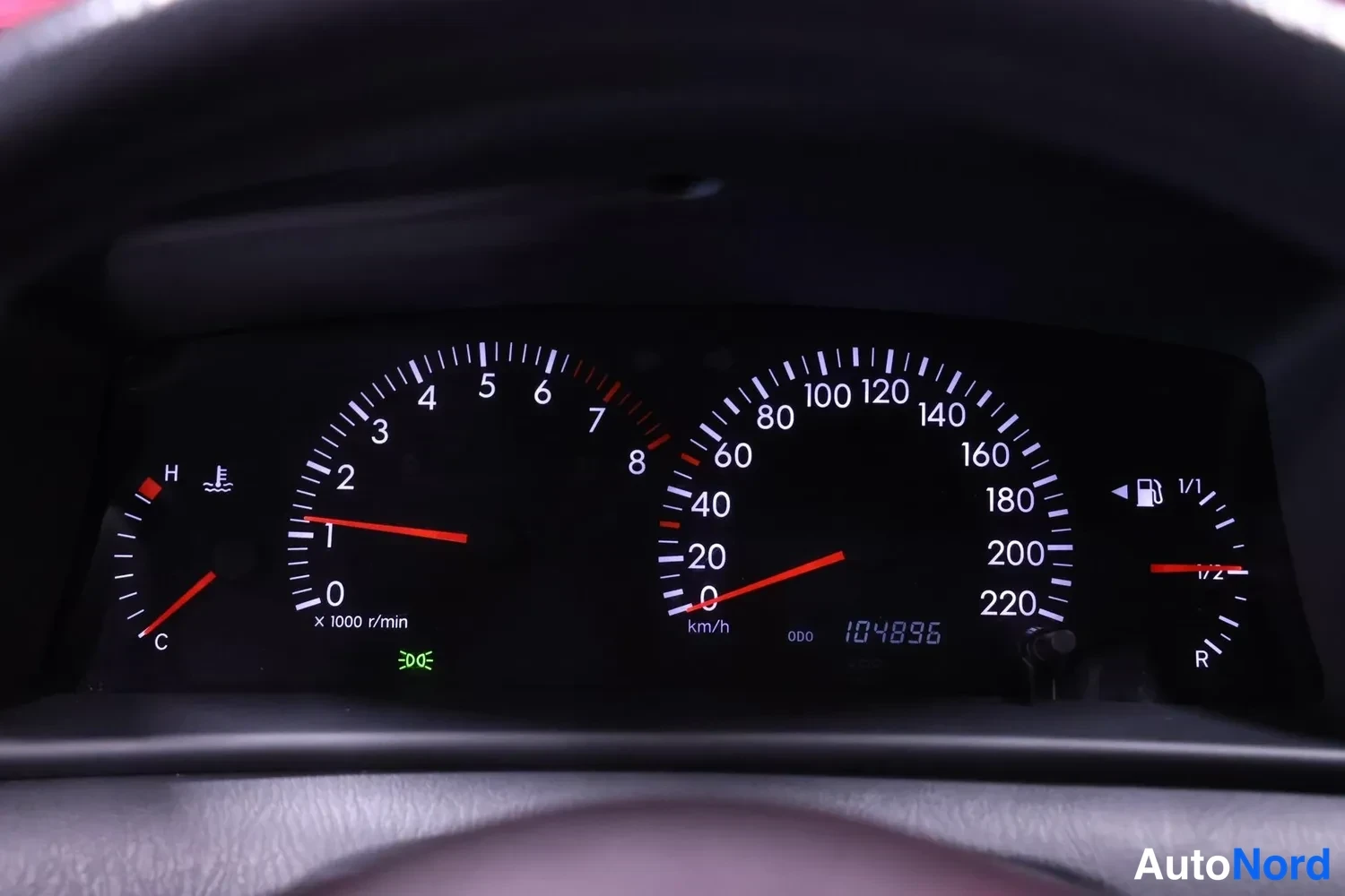 Muu: Instrumentpanelens visare: odometer 104896 km, farthållaren vid 0 km/h, varvräknare strax under 1 x 1000 r/min.