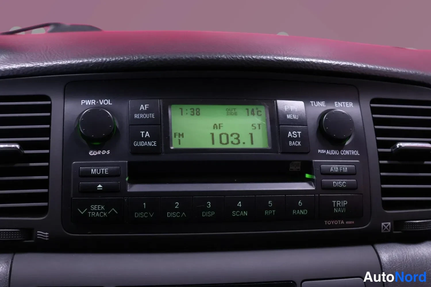 Muu: Toyota Center-panelen med radio/CD-enhet: FM 103.1 AF, klockan 1:38, 14 °C utomhus.