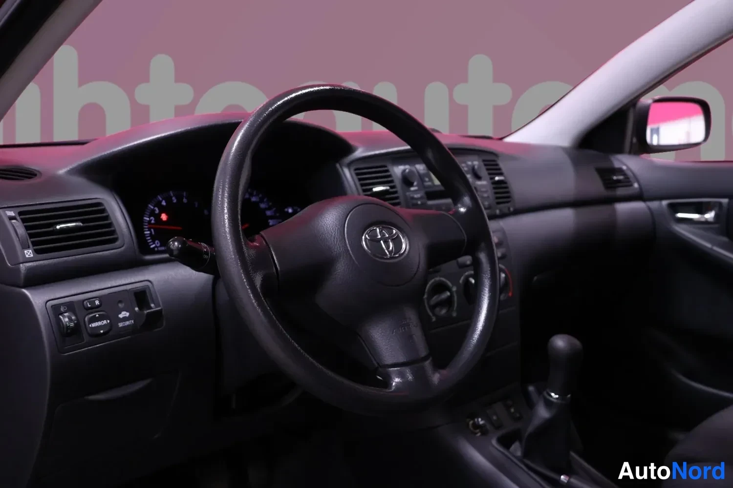 Muu: Toyota-merkinnällä varustettu ohjauspyörä, mittaristo ja manuaalivaihteiston vaihdevipu.