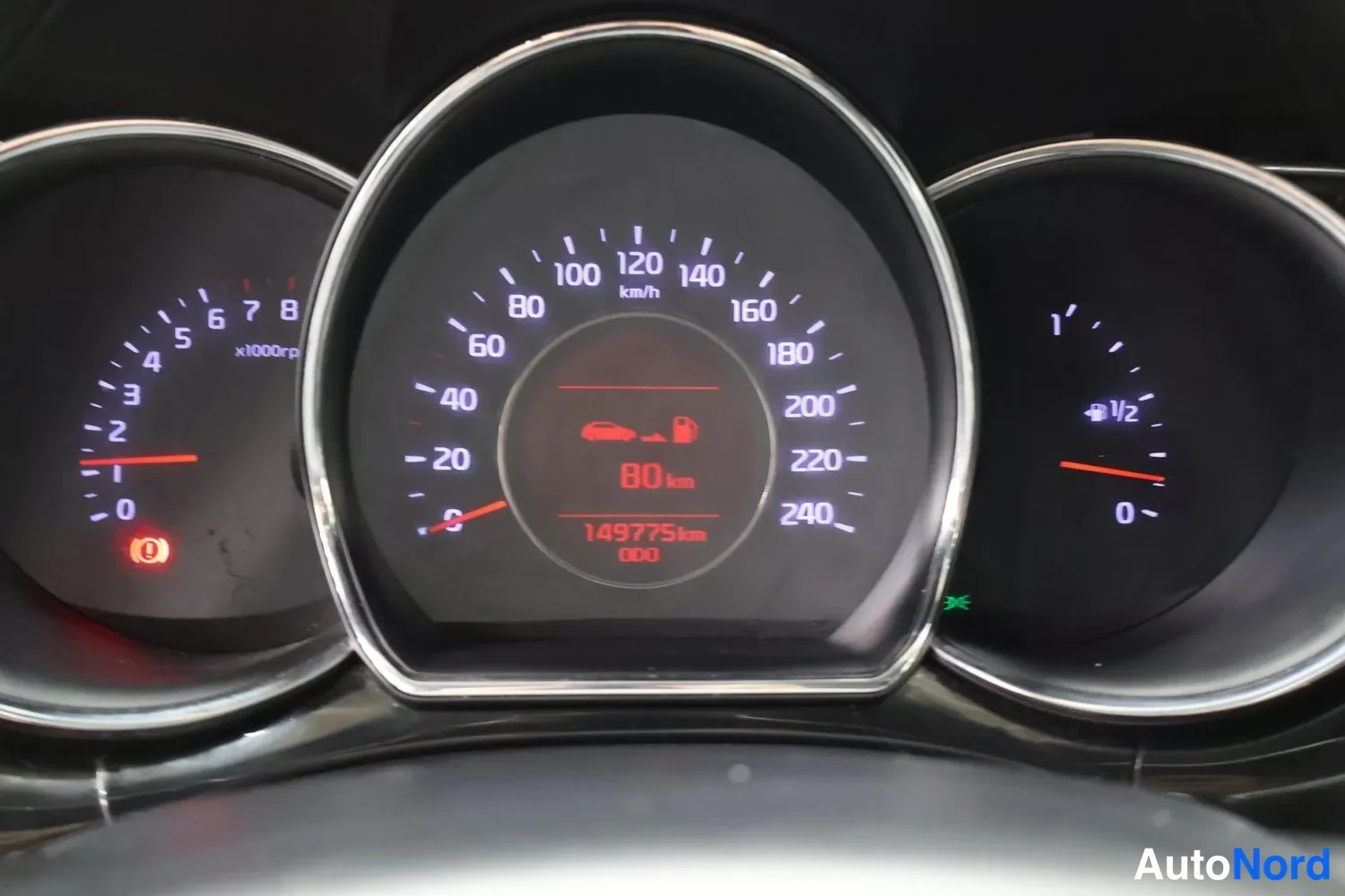Muu: Mittaristo: keskellä nopeusmittari 0–240 km/h, vasemmalla kierrosmittari 0–8 x1000r/min, oikealla polttoainemittari. Matkamittari näyttää 149775 km.
