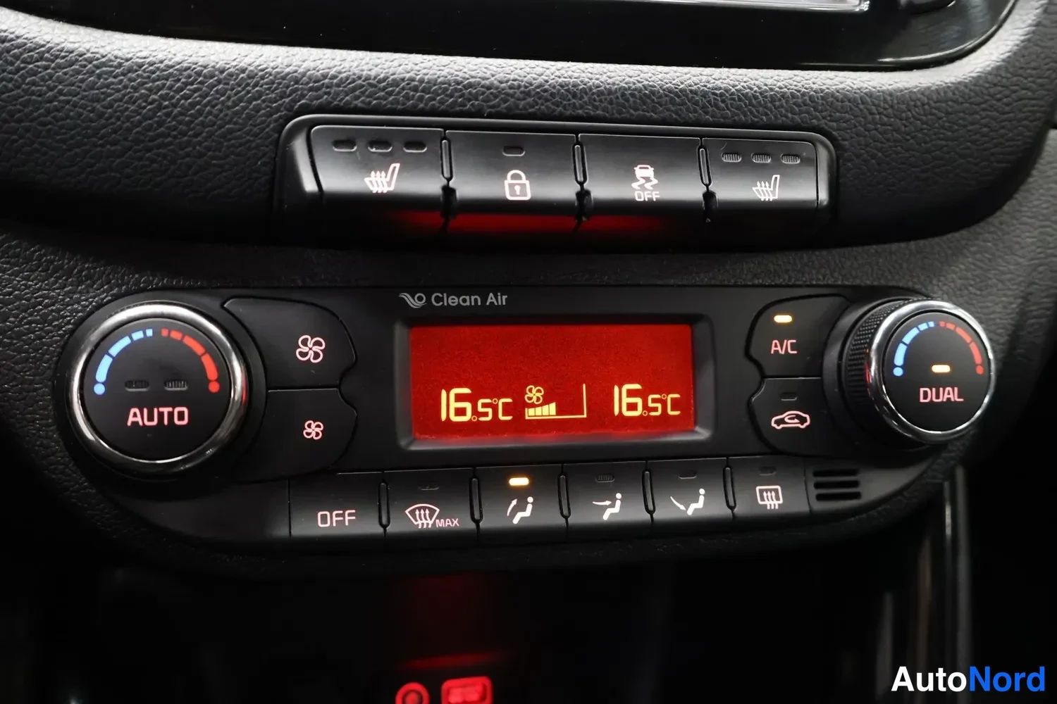 Yksityiskohta: Ilmastointipaneeli, jossa näkyy Clean Air, AUTO ja DUAL-säädöt, A/C ja molempien sivujen lämpötila 16,5 °C.