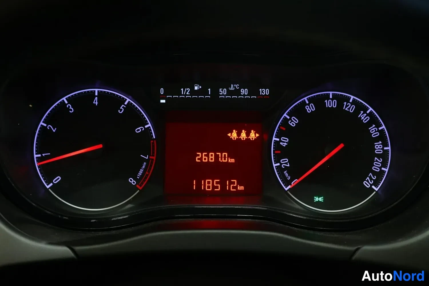 Muu: Instrumenttien läheiskuva: kierroslukumittari ja nopeusmittari sekä punainen näyttö, jossa lukee 26870 km ja 110512 km.