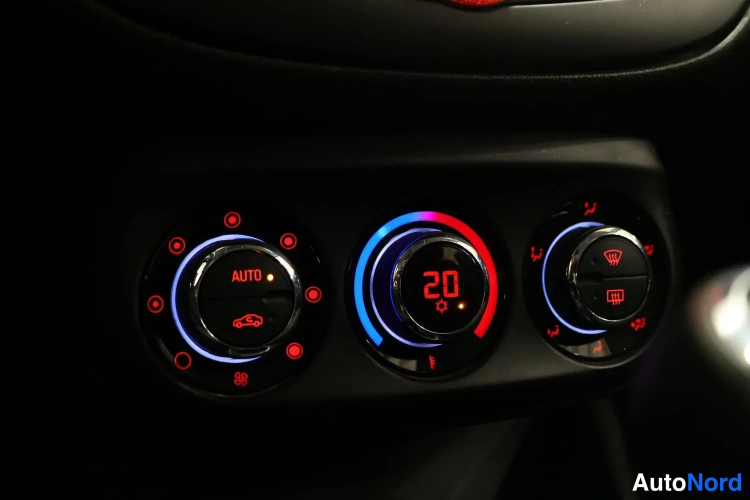 Muu: Automaattinen ilmastointi: kolme pyöreää säädintä, keskimmäisessä 20 °C ja AUTO-merkinnät valaistuna.