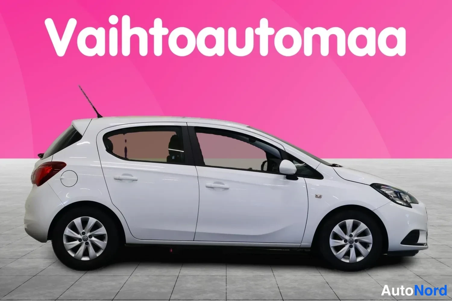 Sivulta: Auton sivukuva oikealta puolelta: valkoinen Opel Corsa viistosti kuvattuna.