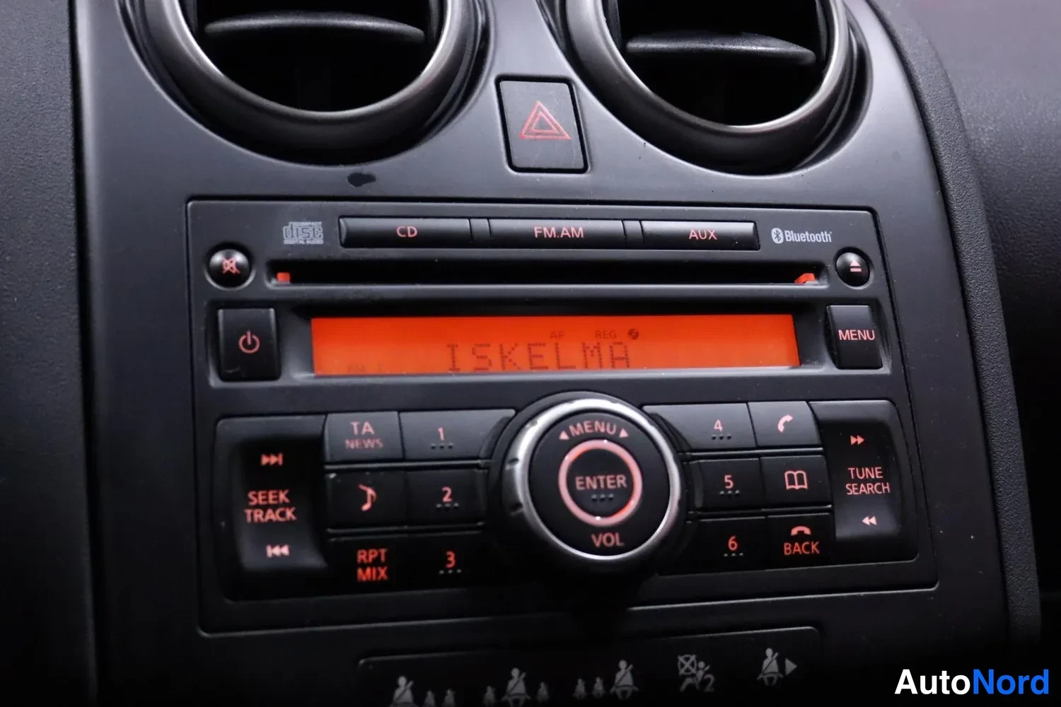 Muu: Auton radiopaneeli, jossa CD, FM/AM, AUX ja Bluetooth-merkinnät sekä näytöllä teksti ISKELMA.