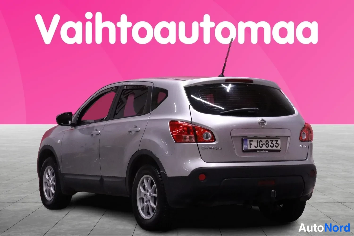 Takaviisto: Hopeanharmaa Nissan Qashqai takaa päin, rekisterikilpi ja lukkokiinnikkeellä varustettu takapuskuri näkyvissä.