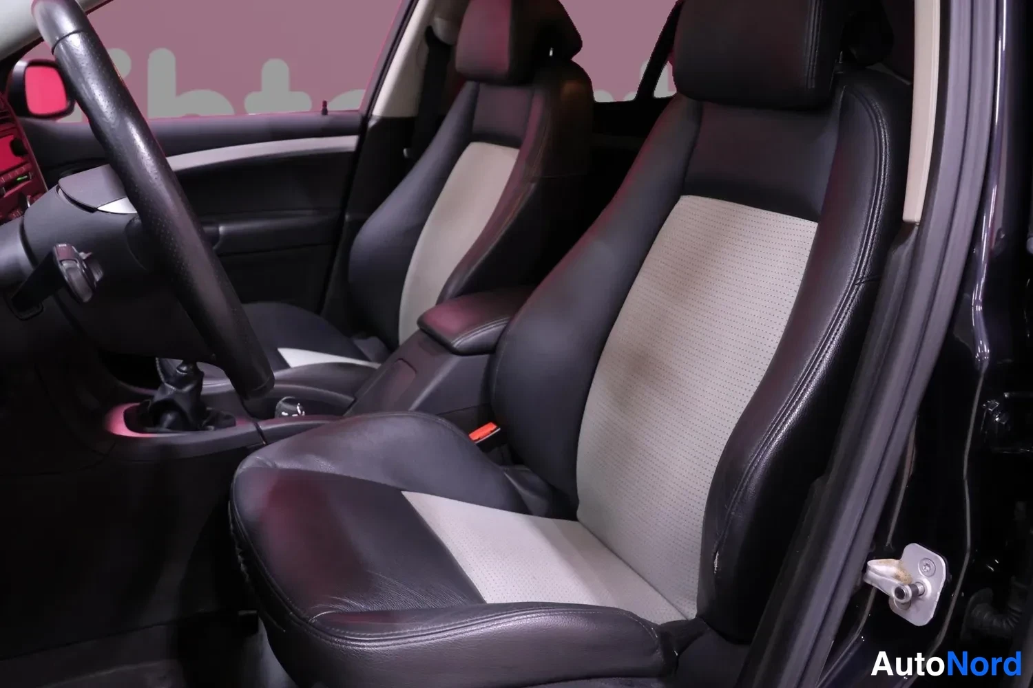 Musta Saab 9-3 2009, etuistuimet, kuva 9