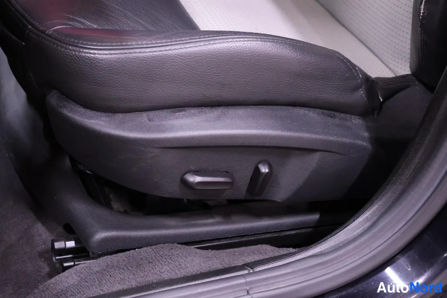 Musta Saab 9-3 2009, yksityiskohta, kuva 11