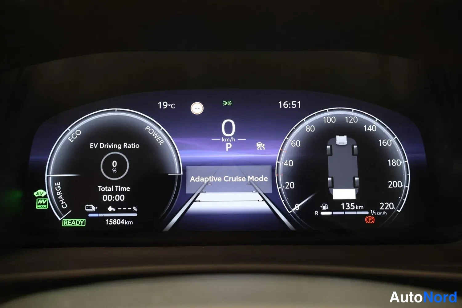 Yksityiskohta: Ristikko: Toyota C-HR:n digitaalinen mittaristo, jossa EV Driving Ratio ja lukema 15804 km.