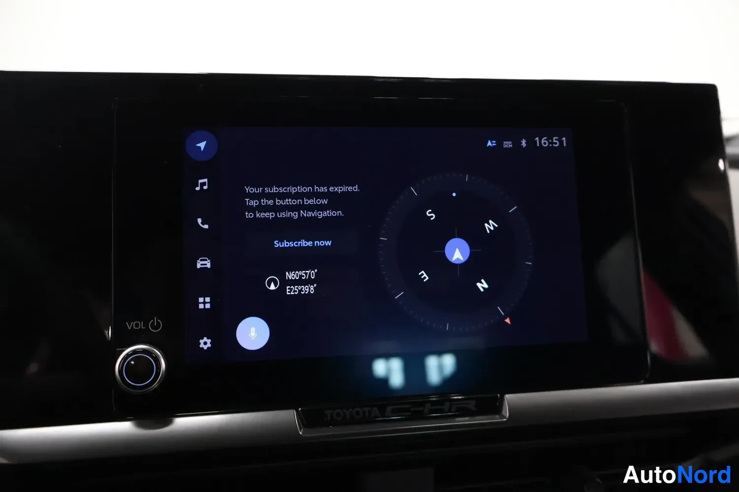 Yksityiskohta: Toyota C-HR -kojetaulun infotainment-näyttö näyttää ilmoituksen päättyneestä navigointitilauksesta ja kompassin.