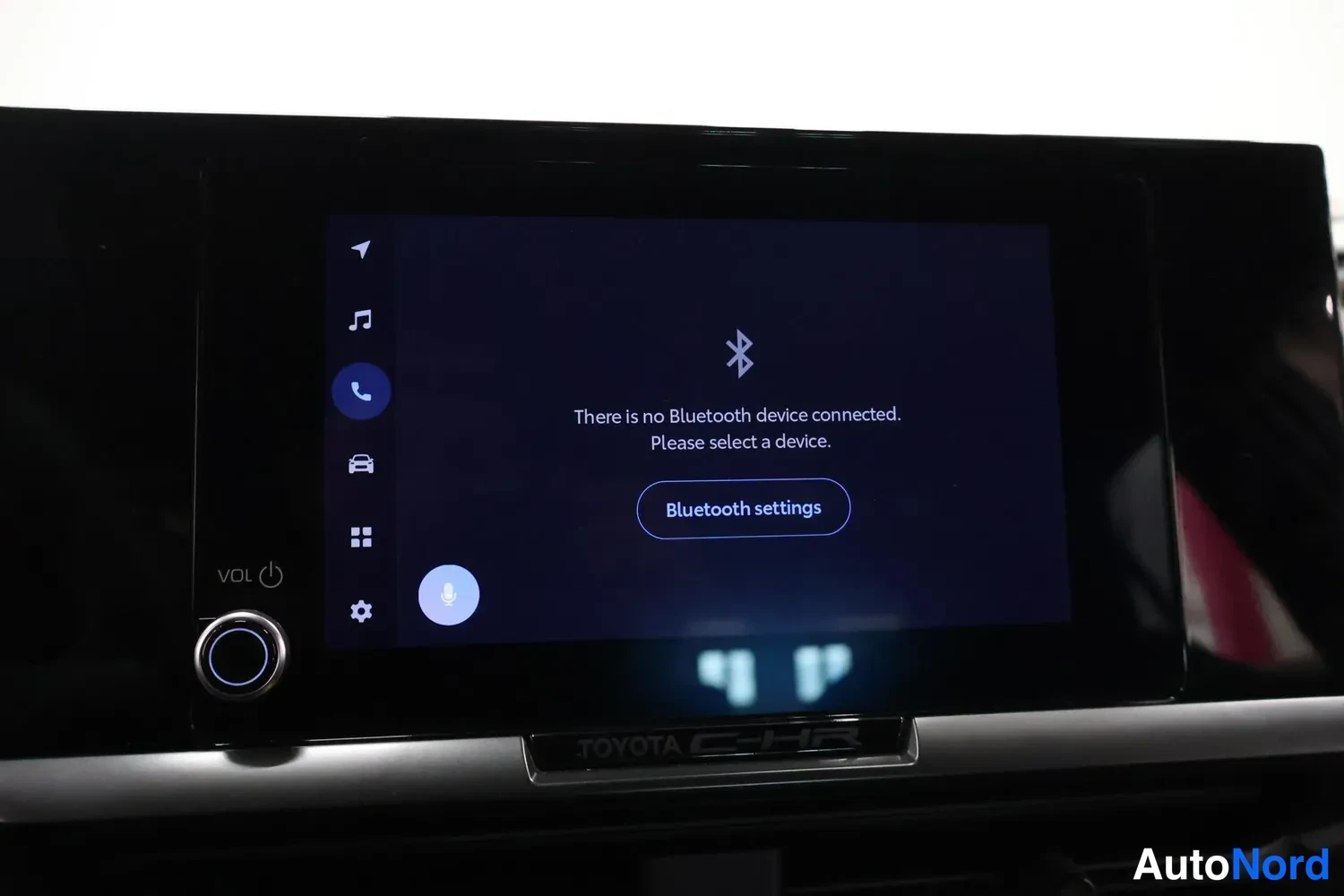 Yksityiskohta: Kojelaudan kosketusnäyttö näyttää Bluetooth-valikkoa, jossa lukee 'There is no Bluetooth device connected. Please select a device.'