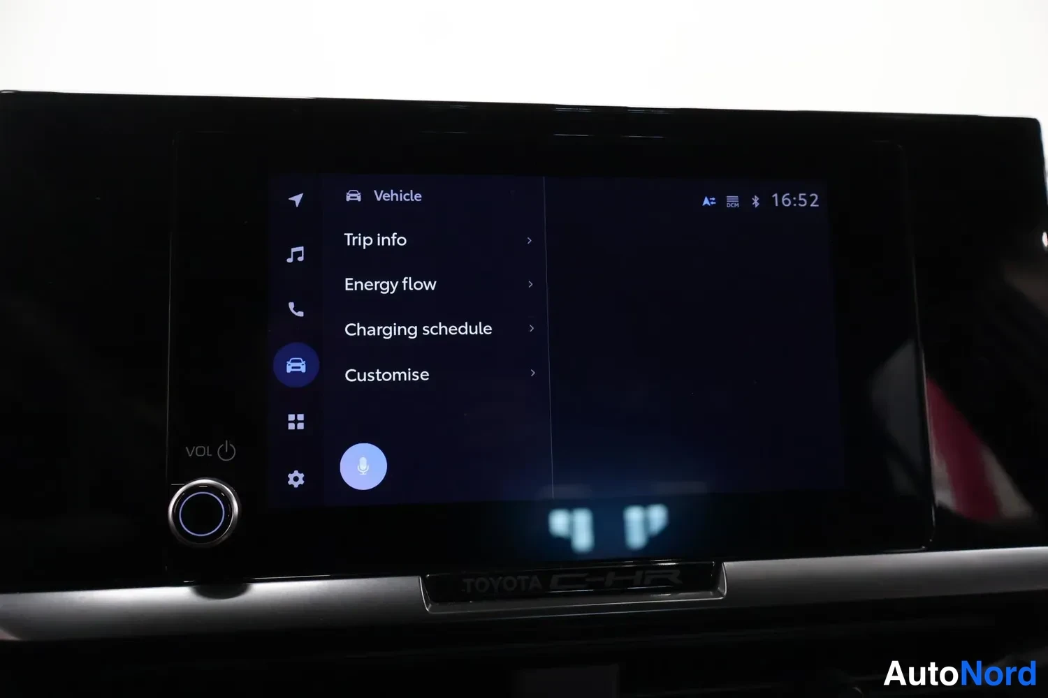Yksityiskohta: Auton infotainment-näyttö näyttää Vehicle-valikkoa, jossa vaihtoehdot Trip info, Energy flow, Charging schedule ja Customise.