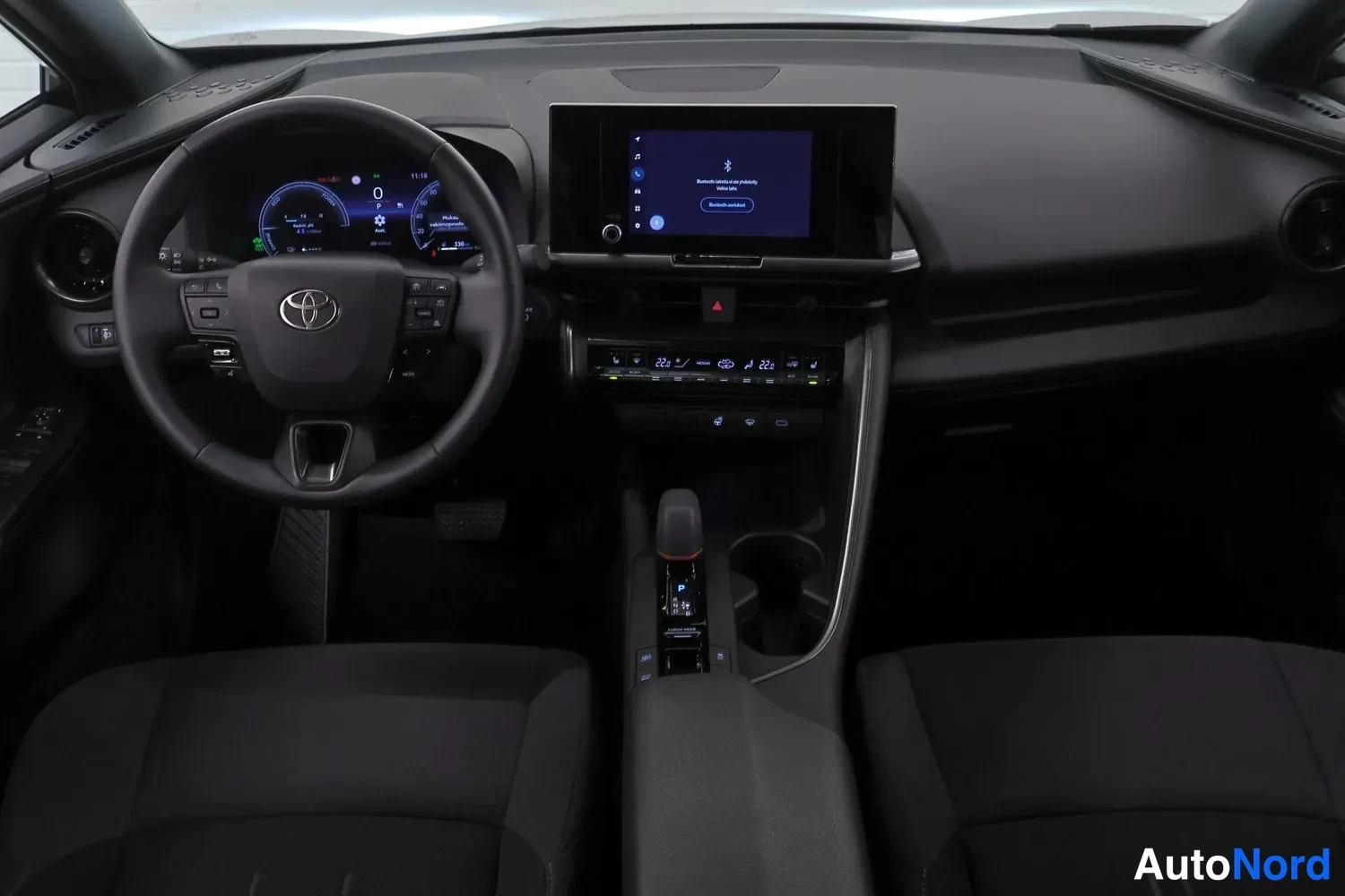 Muu: Kojetaulu suoraan edestä: Toyota-ohjauspyörä, mittaristo, kosketusnäyttö ja keskikonsoli