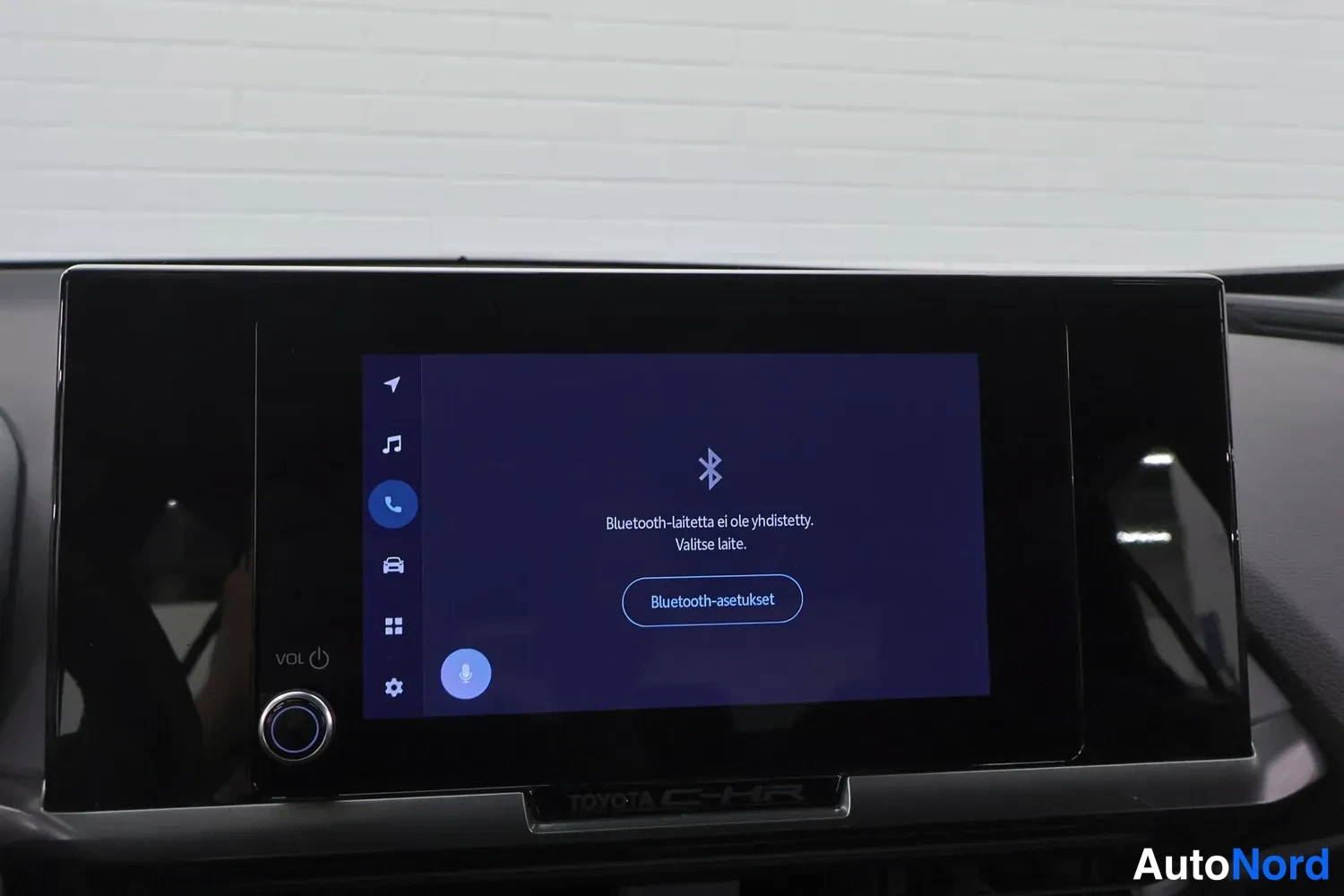 Edestä: Kosketusnäyttö näyttää Bluetooth-asetussivun, jolla lukee 'Bluetooth-laitetta ei ole yhdistetty. Valitse laite.' ja painike 'Bluetooth-asetukset'.