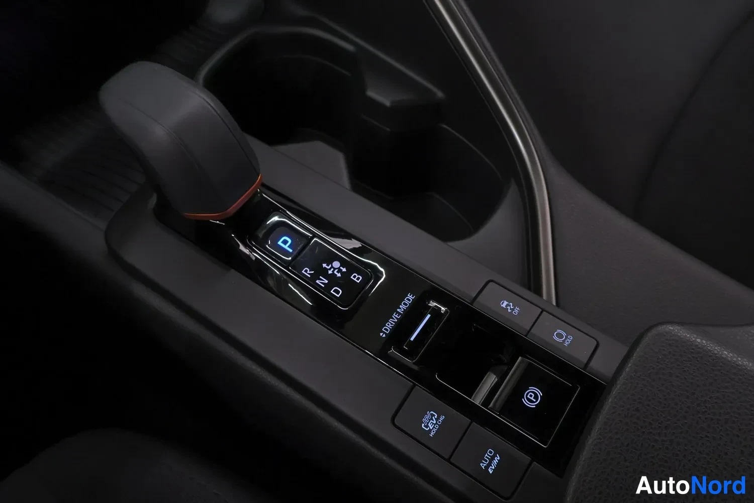 Muu: Lähikuva keskikonsolista: elektroninen vaihteenvalitsin ('P', 'R', 'N', 'D', 'B'), 'DRIVE MODE' -kytkin, sähköpysäköintijarrupainike ja 'AUTO HOLD'-painike.