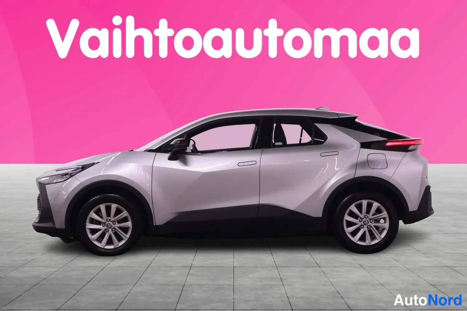 Sivulta: Hopeanharmaa Toyota C-HR sivulta vasemmalta katsottuna