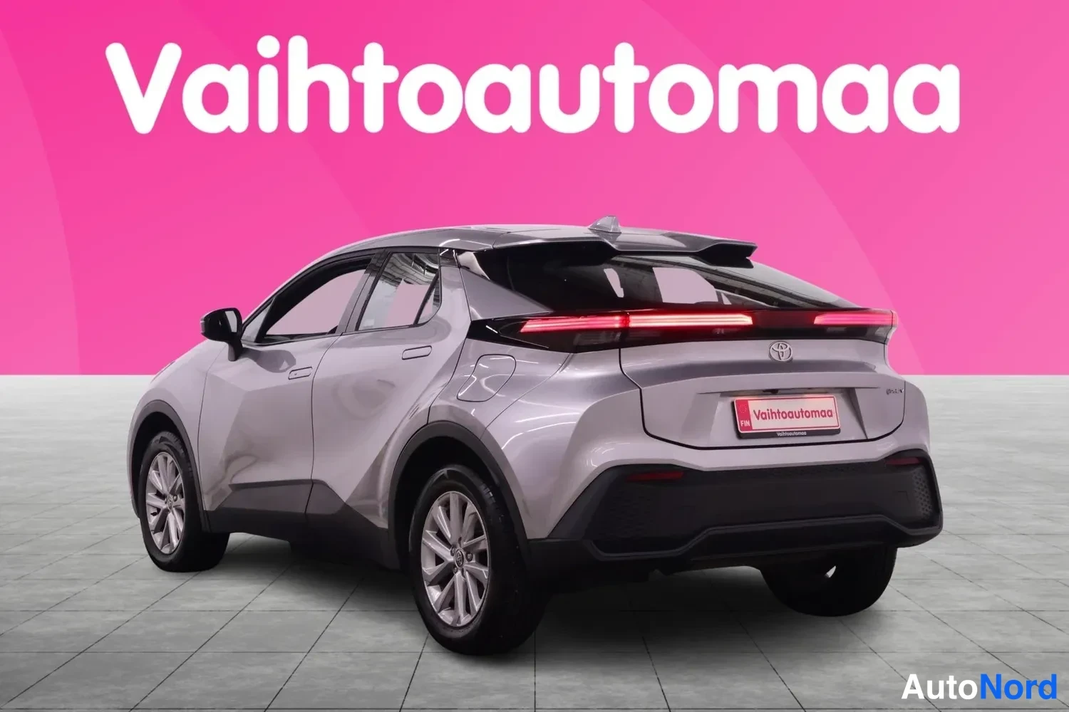 Takaviisto: Hopeanharmaa Toyota C-HR takaviistosta oikealta, LED-takavalot ja korkea takaluukku näkyvissä