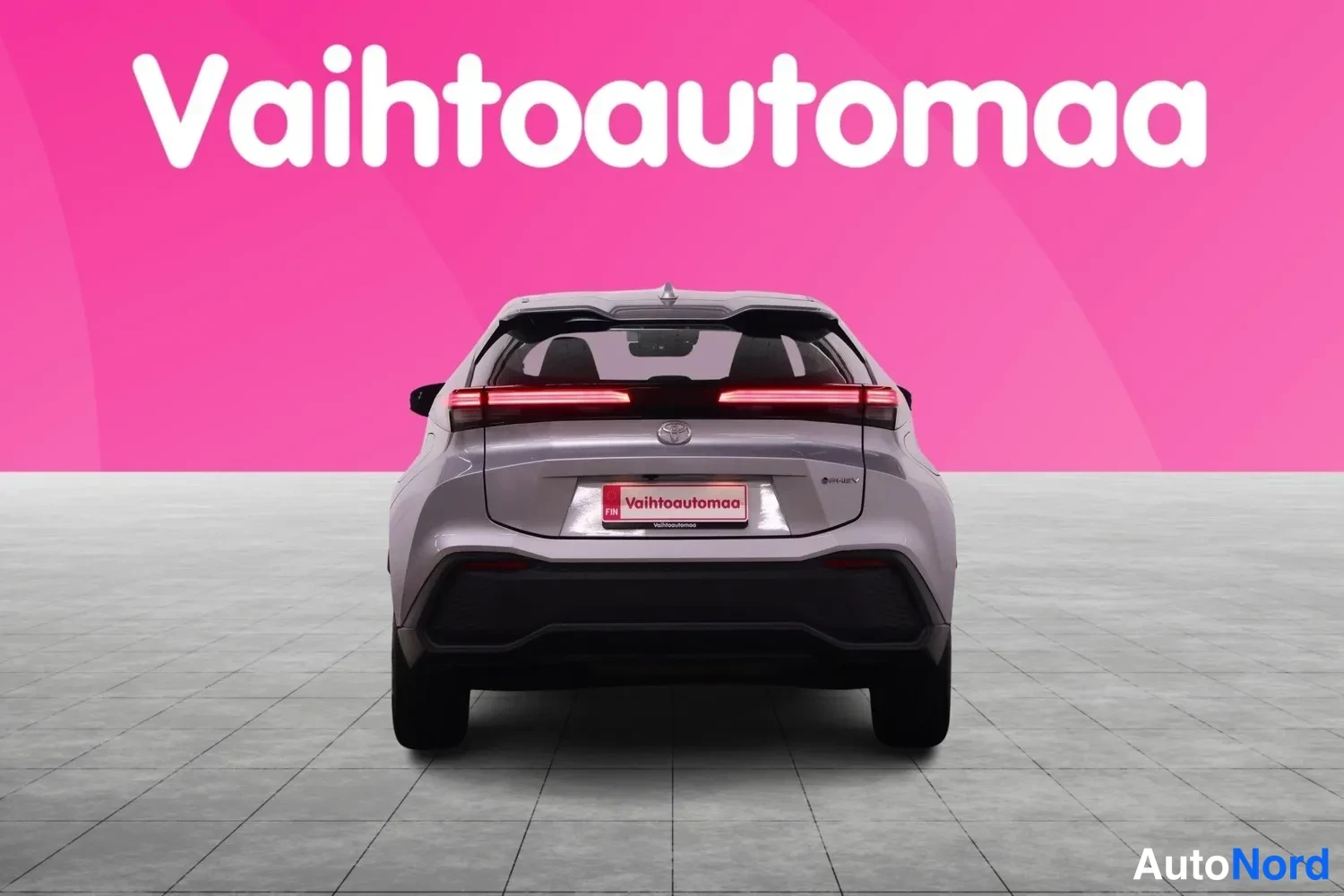 Takaa: Hopeanharmaa Toyota C-HR suoraan takaa, täysleveä LED-takavalojalka näkyvissä