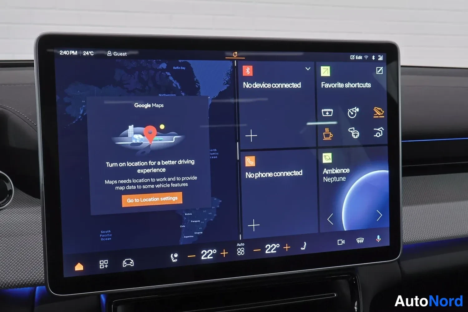 Muu: Auton infotainment-näytön aloitusnäkymä Google Maps -ilmoituksella sekä ilmoitukset 'No device connected' ja 'No phone connected'.